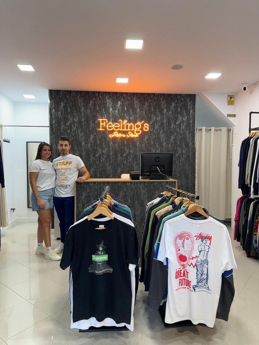 Tienda vintage en Portonovo: “Buscamos que la gente pueda vestir de manera exclusiva”