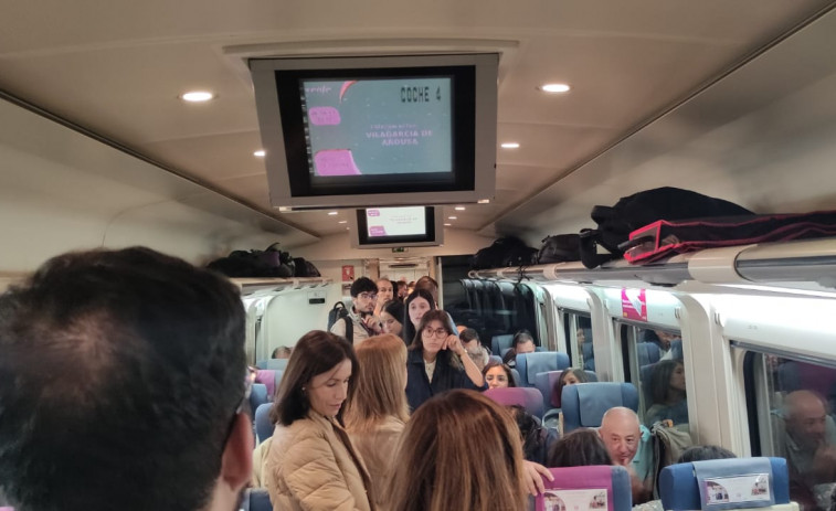 De Vilagarcía a Santiago de pie en el tren por falta de vagones