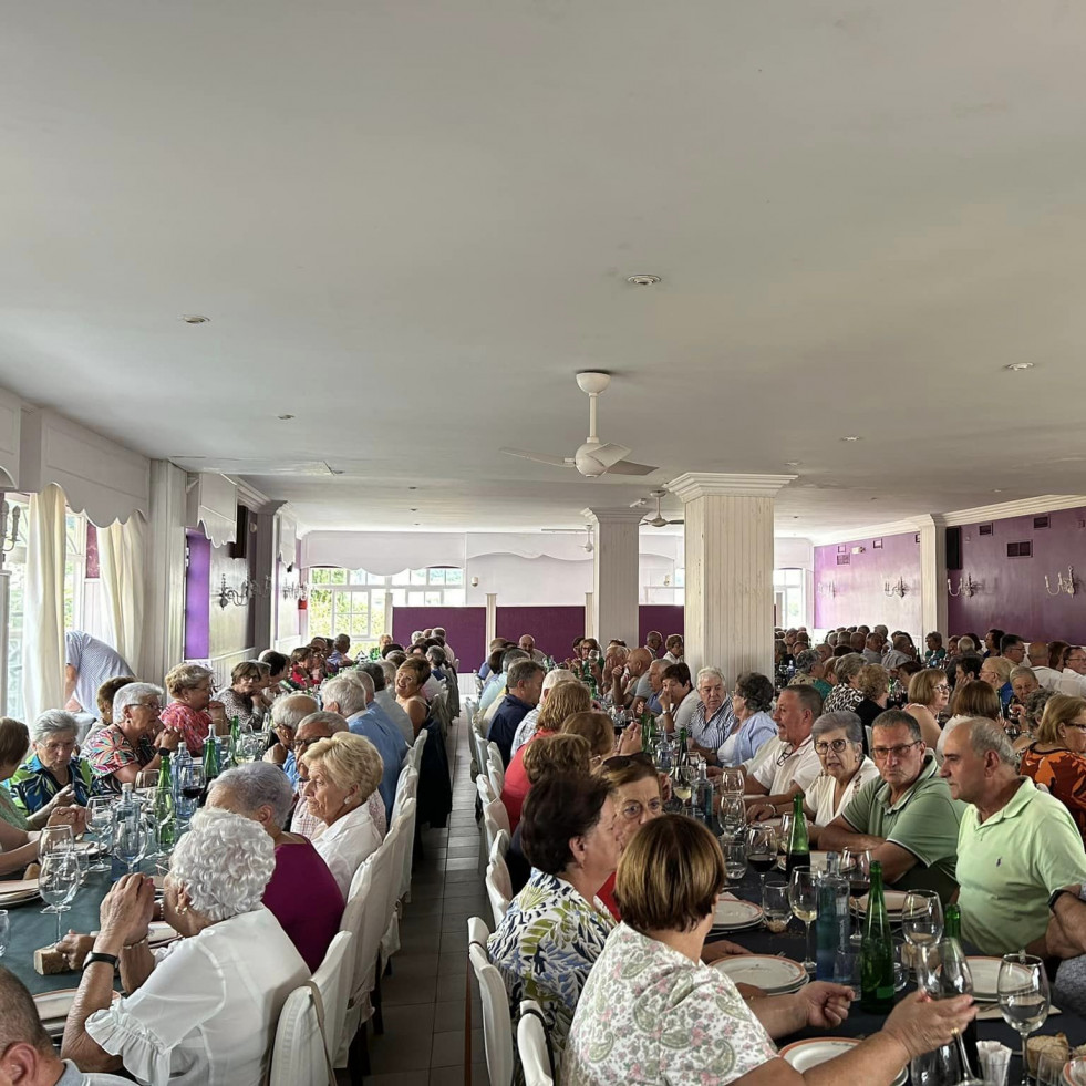 Más de 200 mayores se apuntan al Xantar de A Guadalupe, que hoy espera el Feirón Mariñeiro