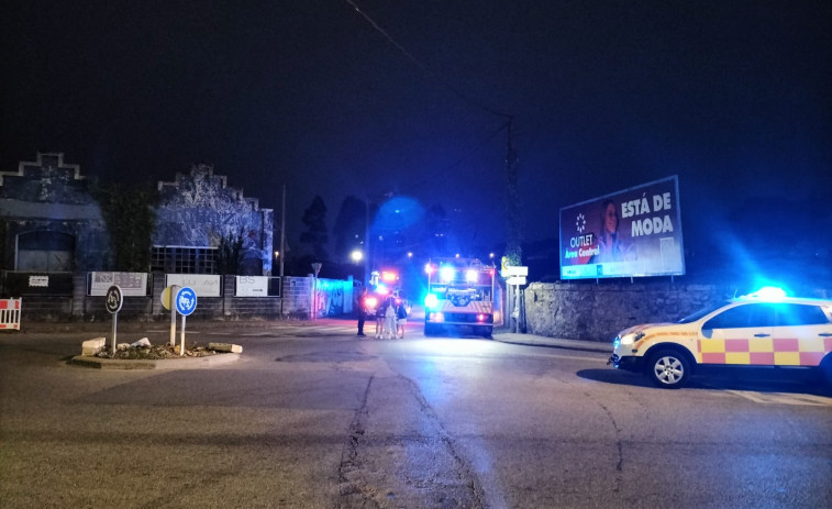 Un incendio en un alpendre de A Laxe genera una gran humareda