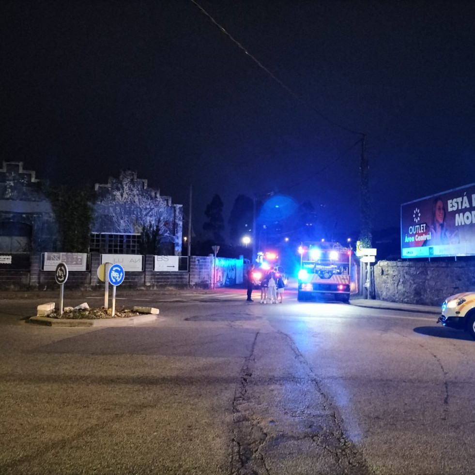 Un incendio en un alpendre de A Laxe genera una gran humareda