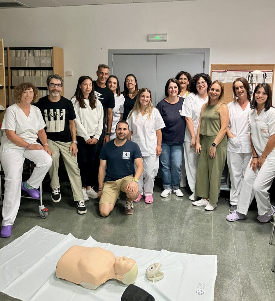 Profesionales del área sanitaria de O Salnés imparten un curso de Soporte Vital Básico para técnicos de radiodiagnóstico del Hospital