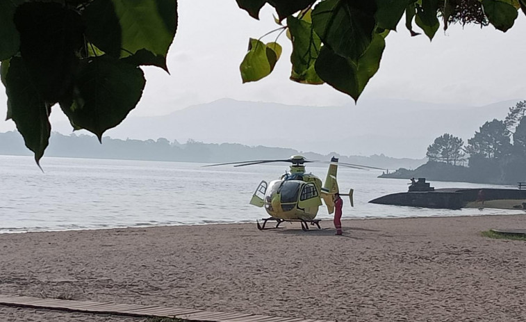 Fallece un hombre en la playa de Tanxil tras ser rescatado del mar