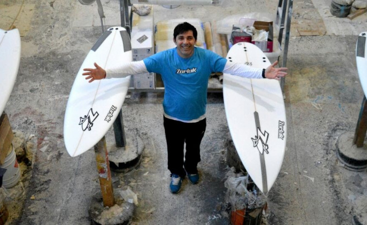 Los autores de las tablas de surf que visten las olas de Arousa