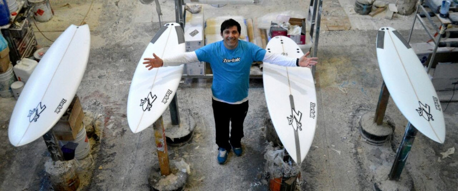 Los autores de las tablas de surf que visten las olas de Arousa