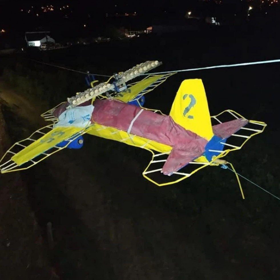 El avión pirotécnico volverá a surcar el cielo en las fiestas de San Vicente de Nogueira