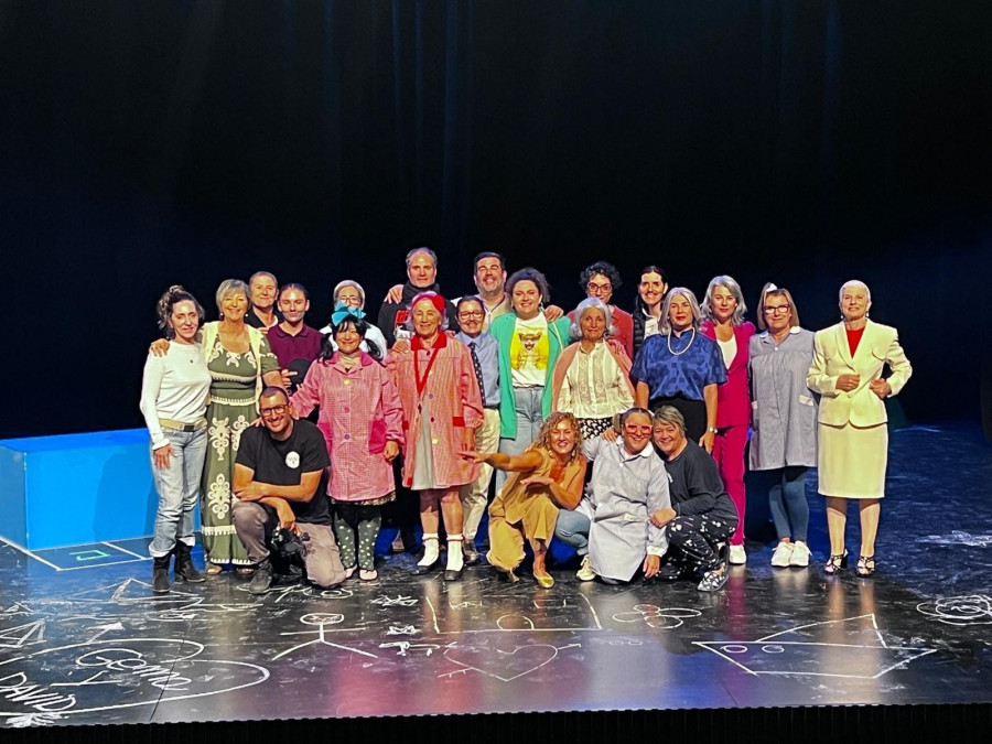 El grupo municipal de teatro llena el Auditorio de Ribeira con más de cuatrocientos espectadores