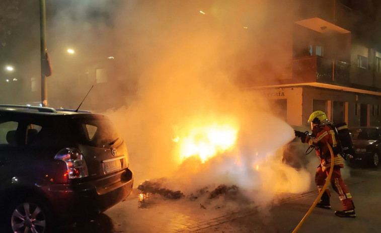 Un incendio de madrugada en un contenedor de la calle Celso Emilio Ferreiro de Vilagarcía afecta a un coche aparcado