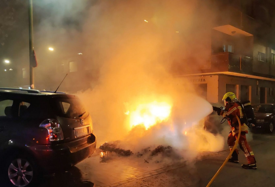 Un incendio de madrugada en un contenedor de la calle Celso Emilio Ferreiro de Vilagarcía afecta a un coche aparcado