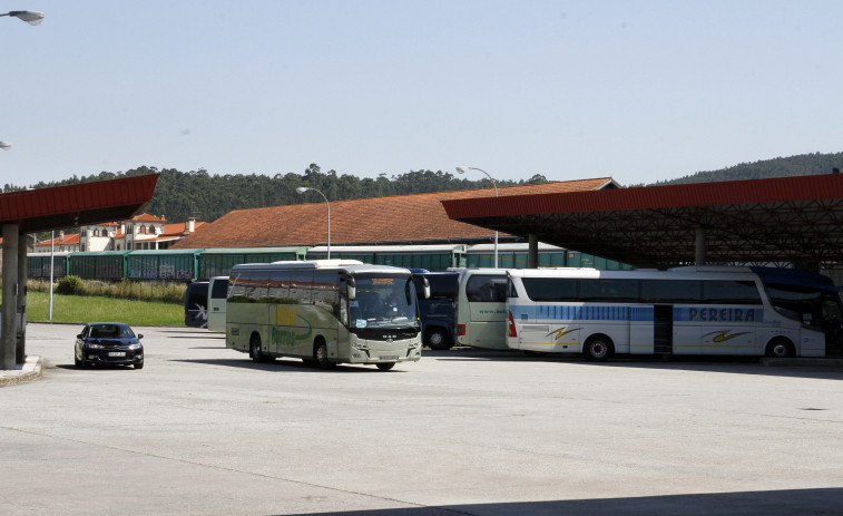 El autobús alcanza los 64.000 usuarios mensuales en O Salnés pese a las continuas quejas de los viajeros