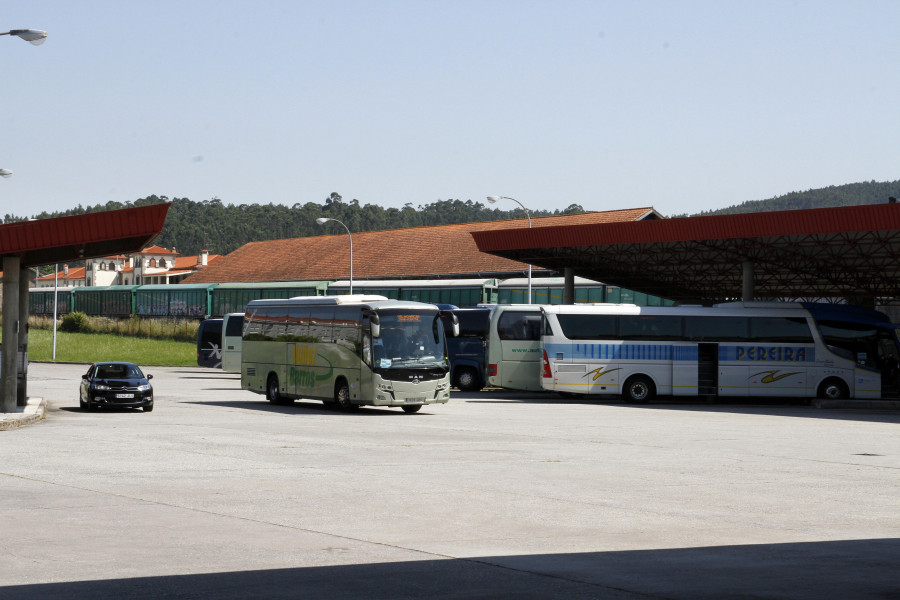 El autobús alcanza los 64.000 usuarios mensuales en O Salnés pese a las continuas quejas de los viajeros