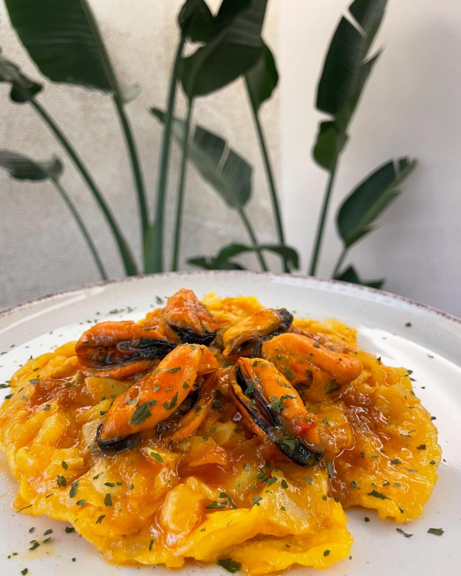 Emgrobes, tras el éxito de las jornadas del mejillón, se prepara para las de la cocina del mar y las de la centolla