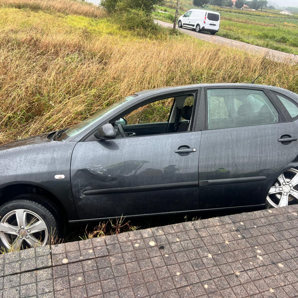 Una salida de vía en Barrantes acaba con un vehículo parcialmente volcado