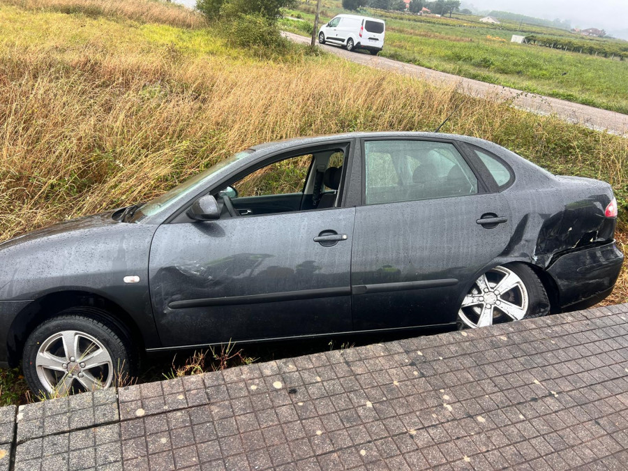 Una salida de vía en Barrantes acaba con un vehículo parcialmente volcado