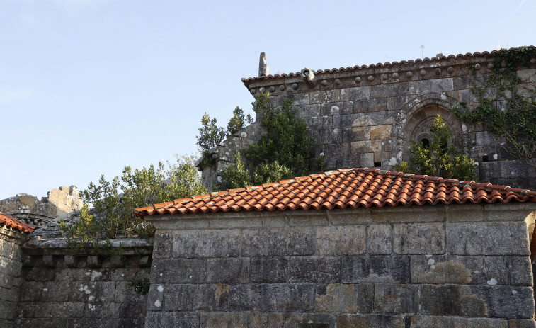 Las plantas crecen de manera alarmante sobre el altar de las ruinas de Santa Mariña de Cambados