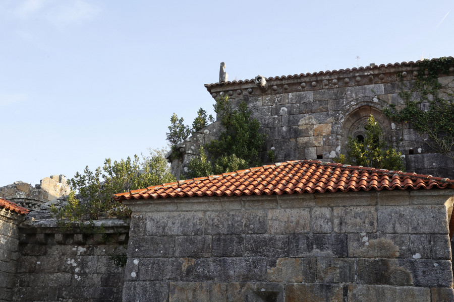 Las plantas crecen de manera alarmante sobre el altar de las ruinas de Santa Mariña de Cambados