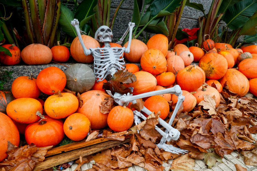 La decoración de Montse se convierte en asociación y su Casa del Terror crece en Meis