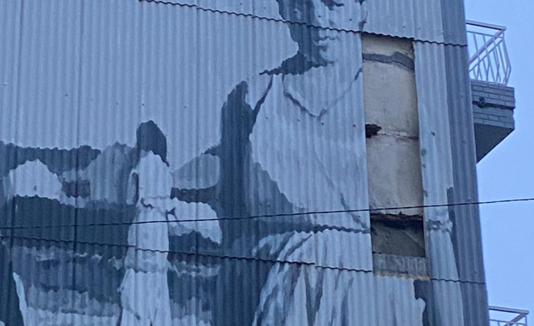 Parte del mural de las dos peixeiras de Yoseba Muruzábal se desprende del edificio