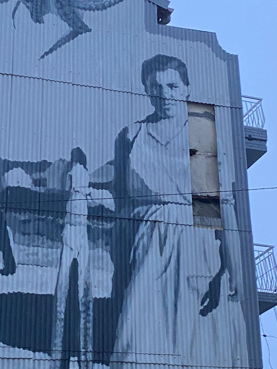 Parte del mural de las dos peixeiras de Yoseba Muruzábal se desprende del edificio