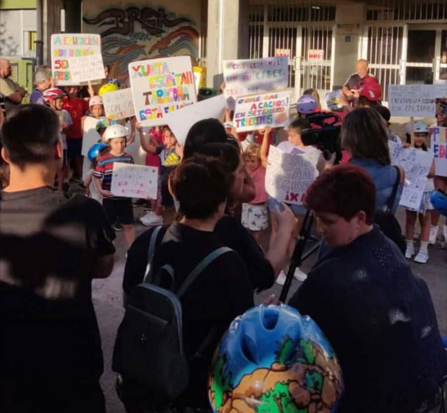 El conselleiro de Educación sostiene que los colegios de Rianxo cumplen las ratios y el BNG habla de alumnos y familias