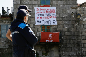 Pancarta y policia rua nova pazo