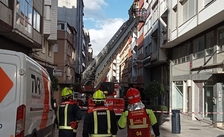 La caída de cascotes de la fachada de un edificio en el centro de Ribeira moviliza a Bomberos, GAEM y Policía