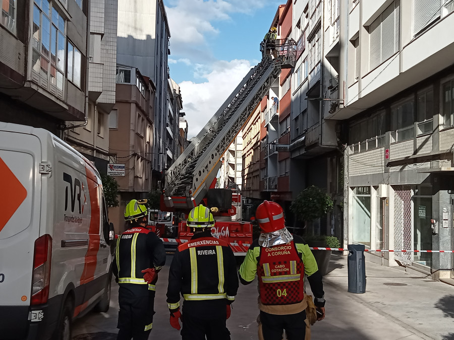 La caída de cascotes de la fachada de un edificio en el centro de Ribeira moviliza a Bomberos, GAEM y Policía