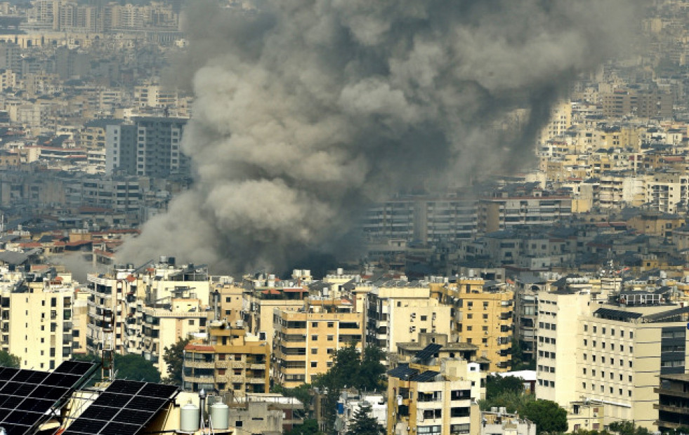 Cientos de personas acampan en las calles de Beirut tras huir de los ataques israelíes