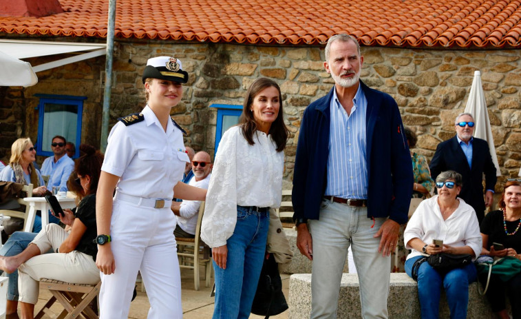 Los reyes de España y la princesa Leonor degustan los encantos de Carril con vistas a Cortegada