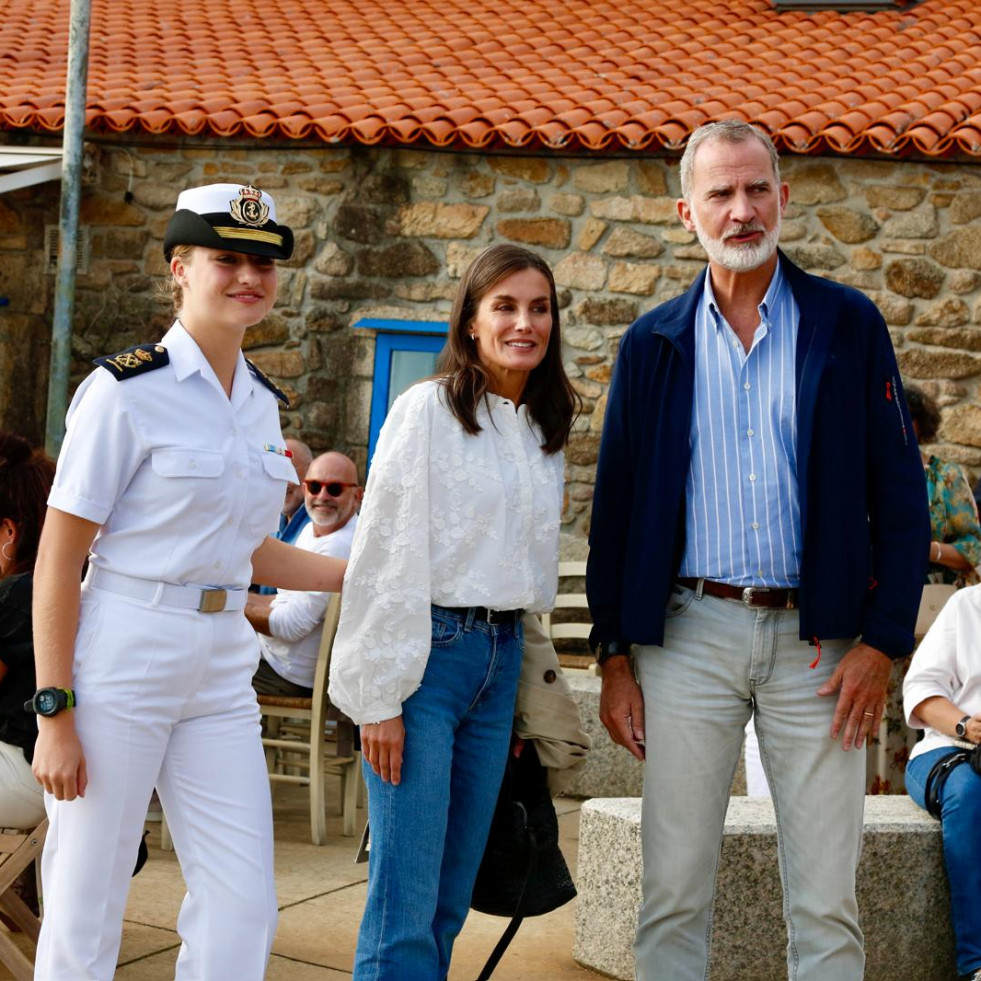 Los reyes de España y la princesa Leonor degustan los encantos de Carril con vistas a Cortegada