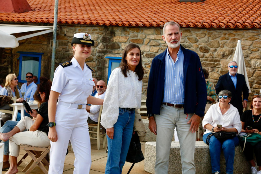 Los reyes de España y la princesa Leonor degustan los encantos de Carril con vistas a Cortegada