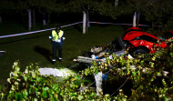 Fallece un matrimonio en una colisión frontal entre dos coches que acabaron cayendo por un terraplén en Sanxenxo