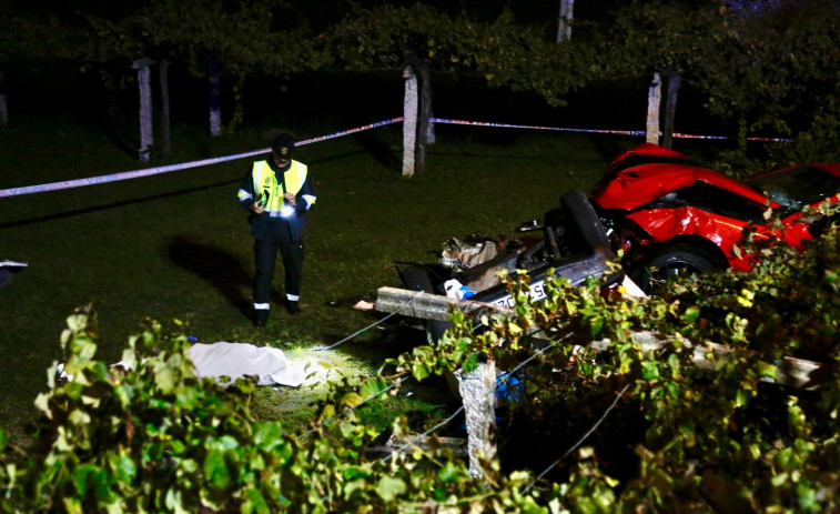 Fallece un matrimonio en una colisión frontal entre dos coches que acabaron cayendo por un terraplén en Sanxenxo