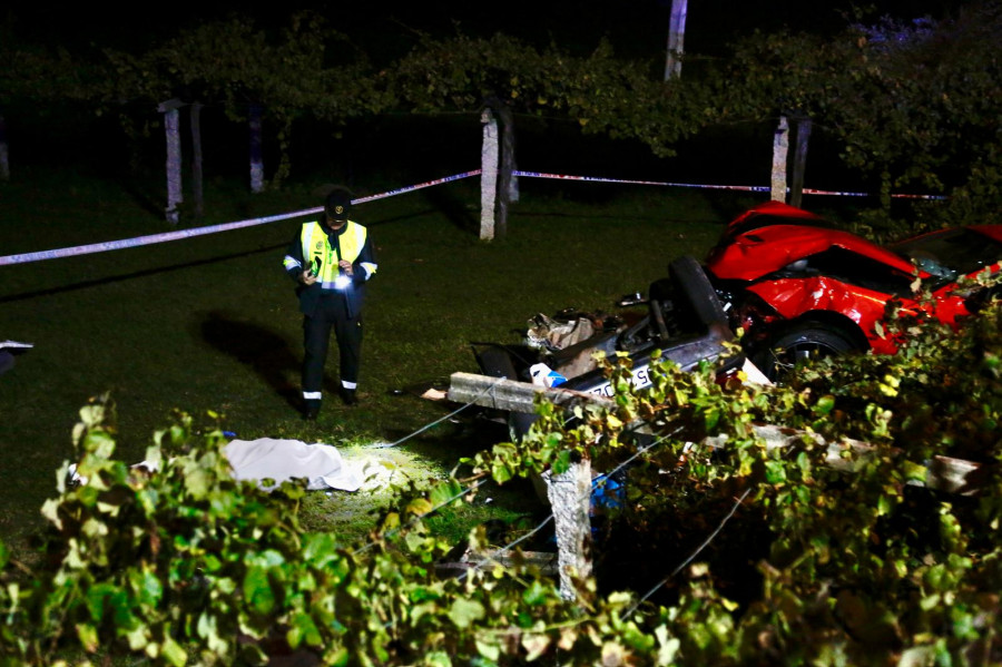 Fallece un matrimonio en una colisión frontal entre dos coches que acabaron cayendo por un terraplén en Sanxenxo