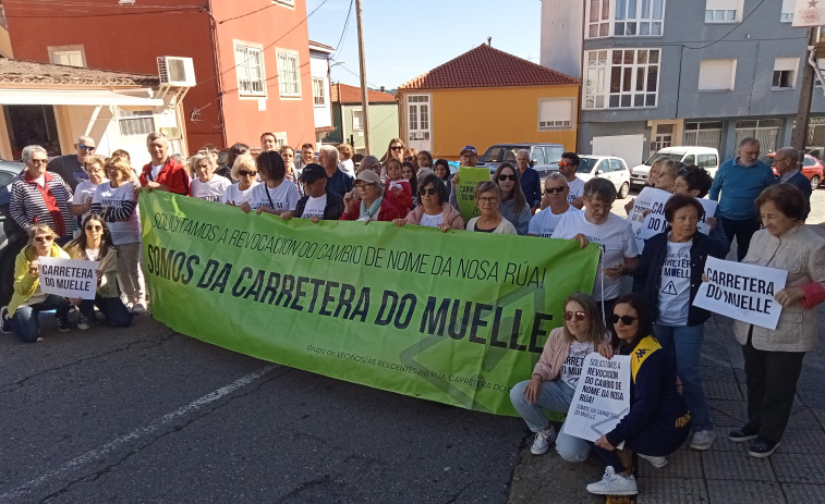 Vecinos de la Rúa Carretera do Muelle en Escarabote mantienen viva la llama para recuperar el nombre de su calle