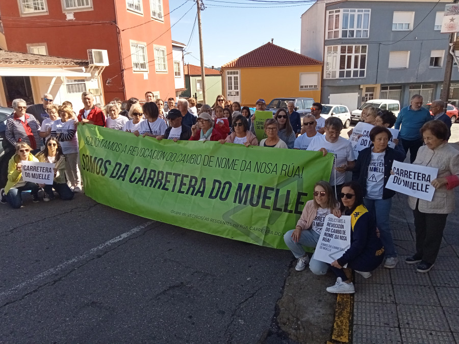 Vecinos de la Rúa Carretera do Muelle en Escarabote mantienen viva la llama para recuperar el nombre de su calle