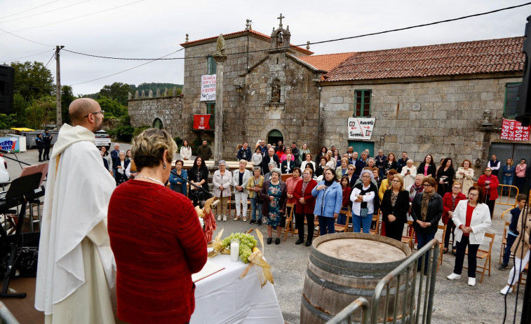 Crónica | Decisión salomónica en la polémica de la Rúa Nova de András: Misa sí, pero fuera de la capilla