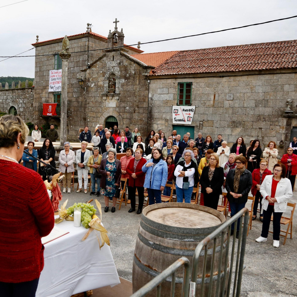 Crónica | Decisión salomónica en la polémica de la Rúa Nova de András: Misa sí, pero fuera de la capilla