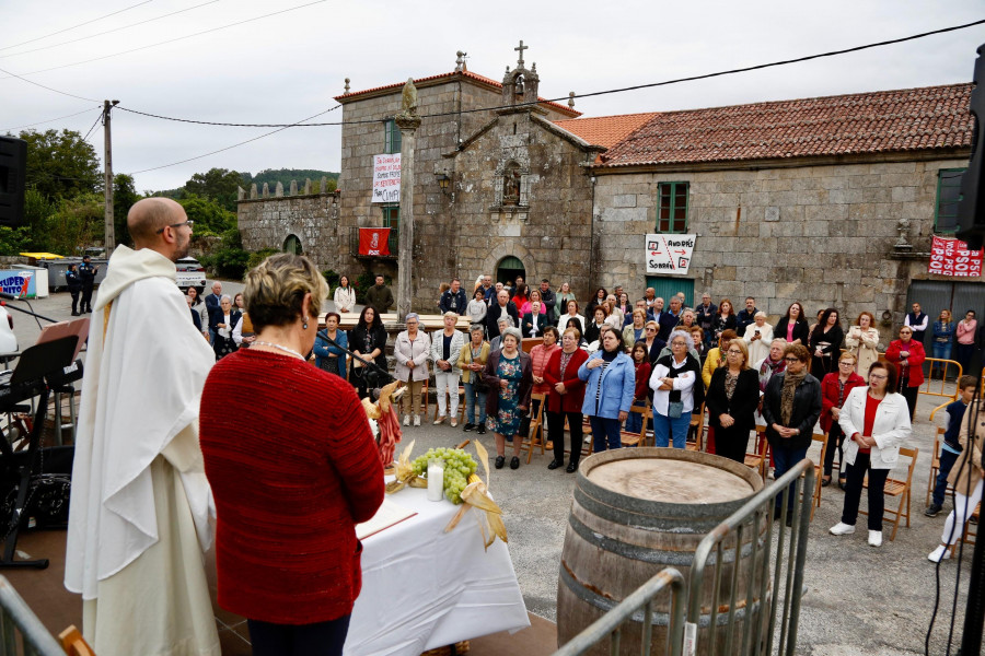 Crónica | Decisión salomónica en la polémica de la Rúa Nova de András: Misa sí, pero fuera de la capilla