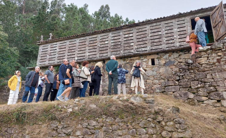 El hórreo de O Araño recibió la visita de unos 50 participantes en el Encontro Internacional sobre Graneros Elevados de A Estrada