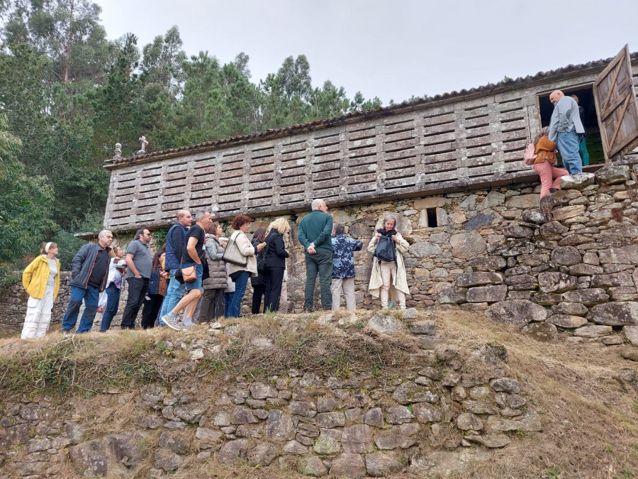 El hórreo de O Araño recibió la visita de unos 50 participantes en el Encontro Internacional sobre Graneros Elevados de A Estrada