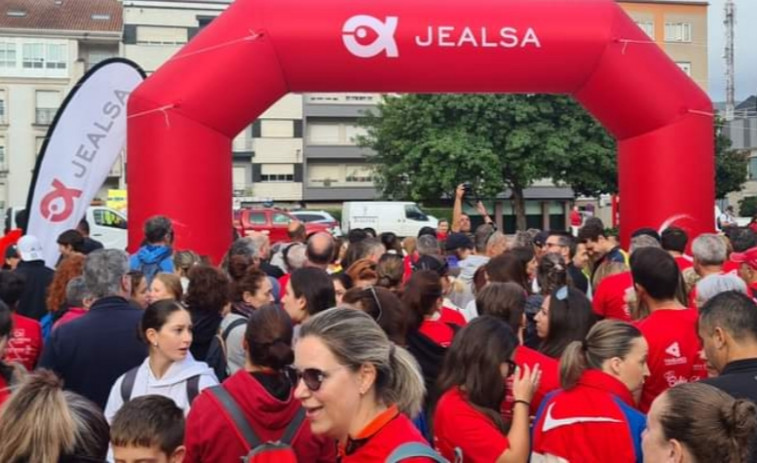 Una marea roja invade Boiro en apoyo a la investigación del cáncer hematológico