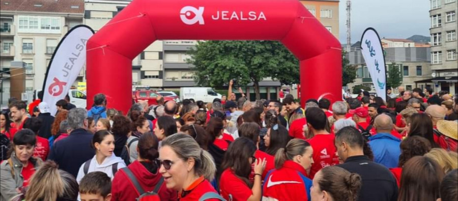 Una marea roja invade Boiro en apoyo a la investigación del cáncer hematológico