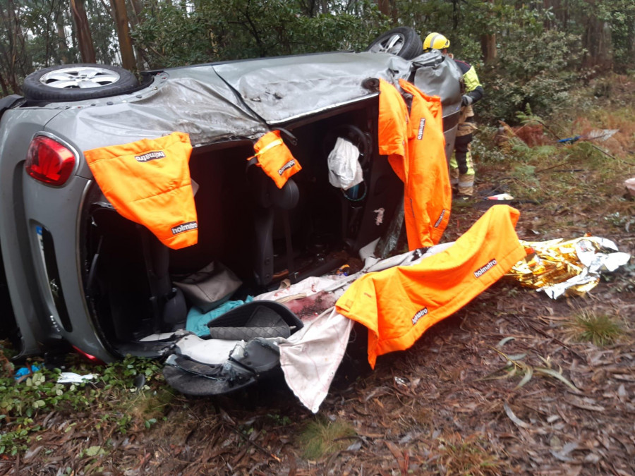 Una mujer resulta herida grave tras salirse de la vía y chocar contra árboles y piedras en Catoira