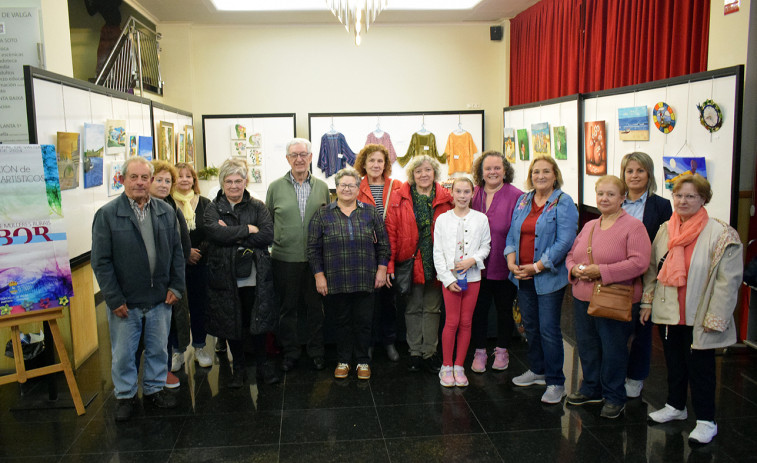 La asociación Albor expone una recopilación de sus trabajos artísticos en el auditorio de Valga