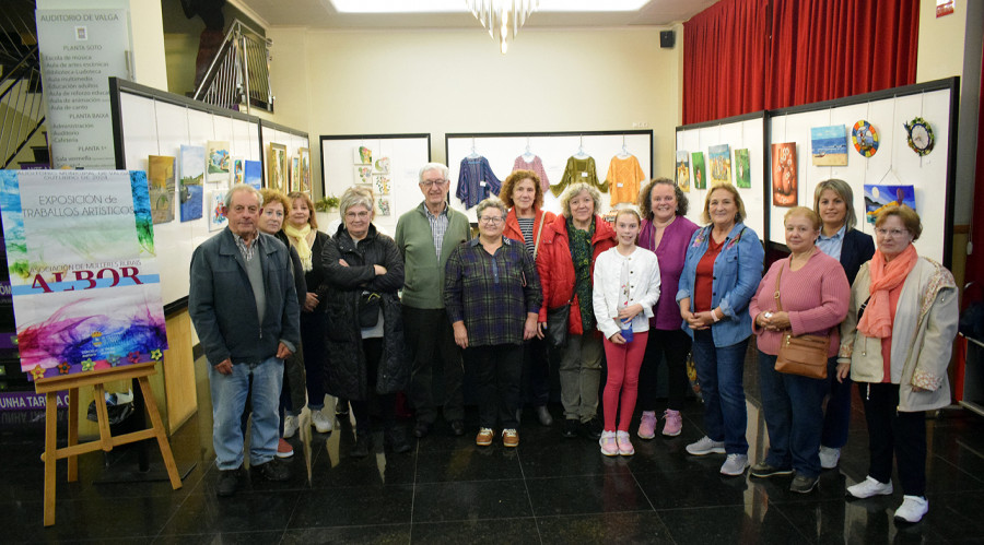 La asociación Albor expone una recopilación de sus trabajos artísticos en el auditorio de Valga