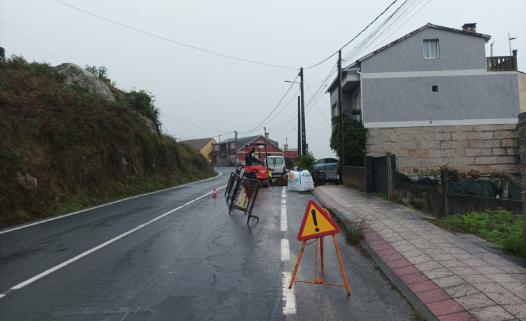 Una nueva avería en una tubería en la subida a Meloxo deja sin agua a vecinos de O Grove