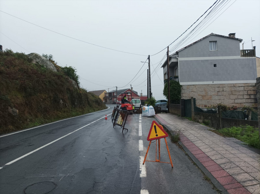 Una nueva avería en una tubería en la subida a Meloxo deja sin agua a vecinos de O Grove