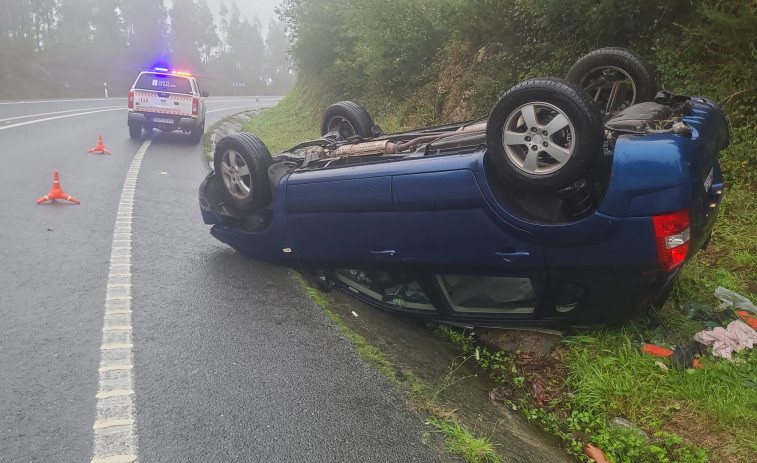 Un coche vuelca en Catoira después de que el conductor perdiera el control del vehículo