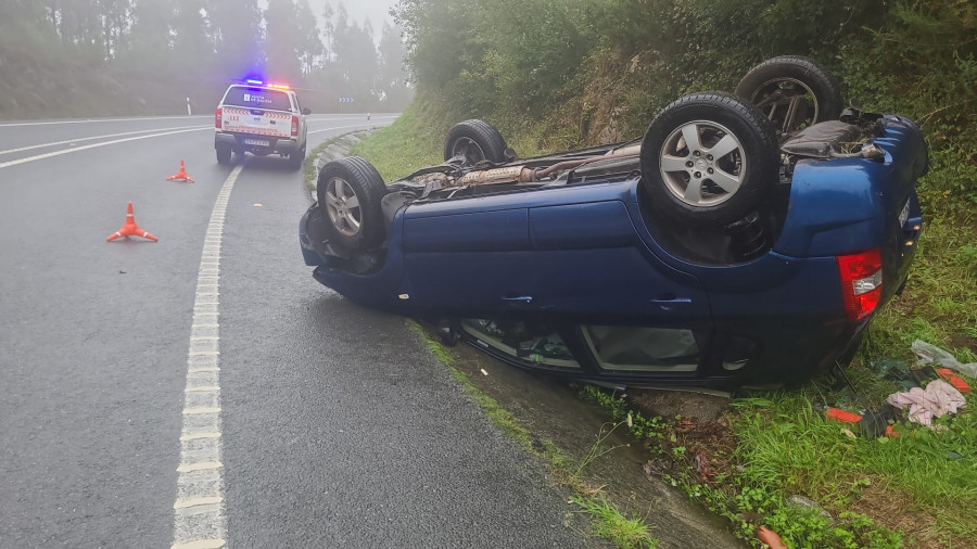 Un coche vuelca en Catoira después de que el conductor perdiera el control del vehículo